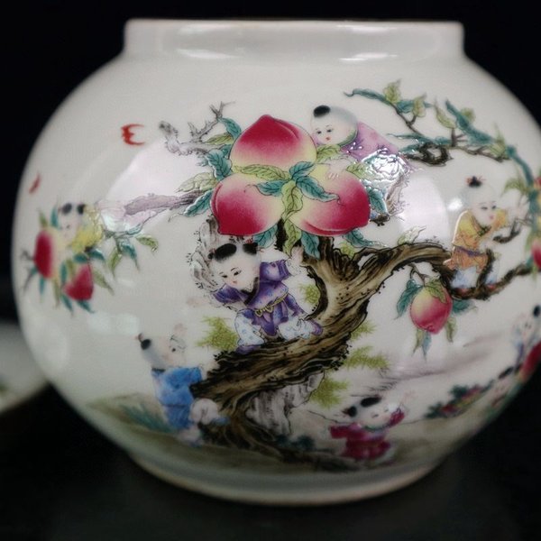 粉彩九子攀桃图纹盖罐高11.5宽13