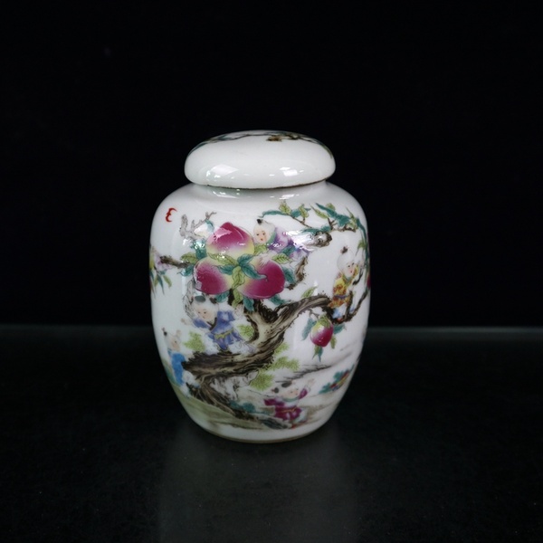 粉彩九子攀桃图纹盖罐高10宽8.