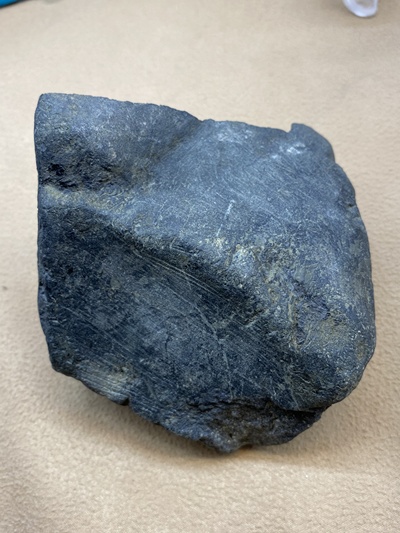 翡翠原石莫弯基1.15千克老皮壳风化老断口荧光通透