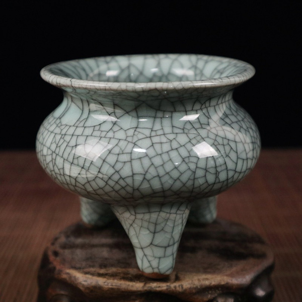 哥窑开片三足香炉高8.5宽10.