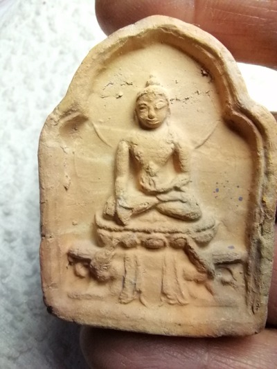 藏传老泥擦擦佛,品相如图,所有瑕疵图片可见!
