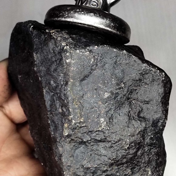 新疆陨落区强磁铁陨石原石一块393克左右,带磁性