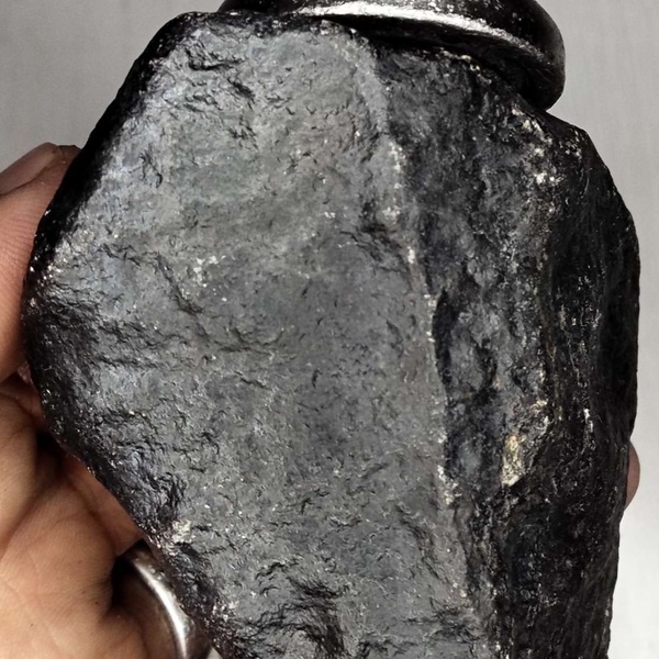 新疆陨落区强磁铁陨石原石一块393克左右,带磁性