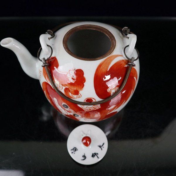 浅绛彩太师少保图纹提梁壶高12宽16.