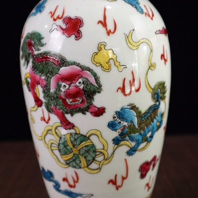 描金珐琅彩狮子滚绣球图纹花瓶n高25cm宽12