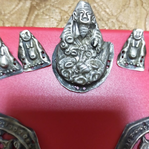 清末民初银制儿童帽佛,一大佛两边排立十八罗汉,制作