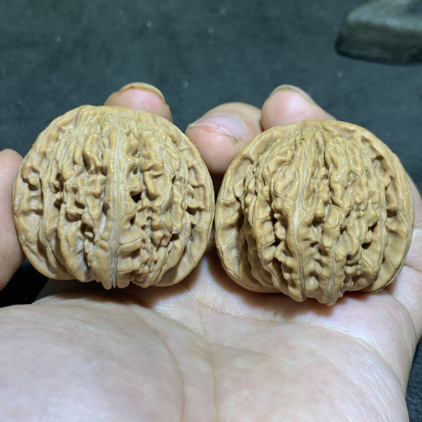 精美四座楼狮子头文玩核桃一对点击头像还有更多宝