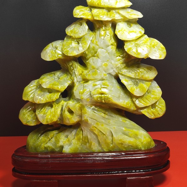 此款为精品蓝田玉发财树摆件手工雕刻天然颜色光