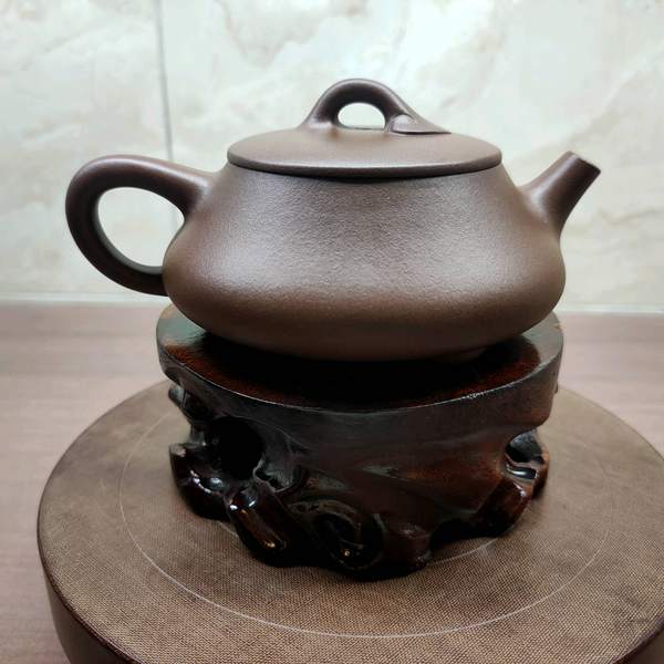 三足如意石瓢紫砂壶黑星土容量200直流嘴