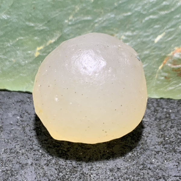 精美天然戈壁白玛瑙原石一颗尺寸225222