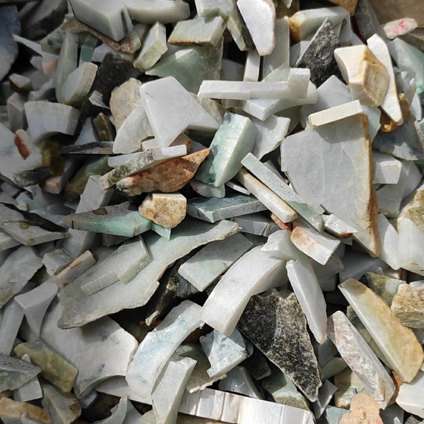 翡翠原石小边边角,品相如图,四斤随机发货,可以当鱼