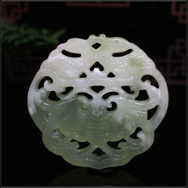 1170天然岫玉镂空蝙蝠吉祥玉佩产品