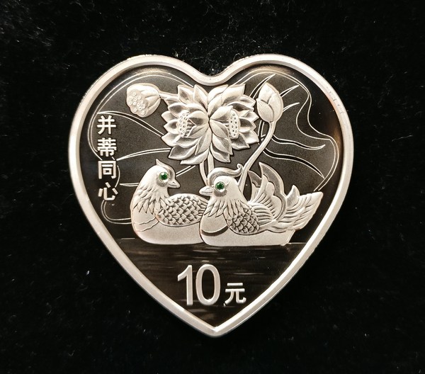 图案:鸳鸯,并蒂莲造型,衬以装饰荷叶纹样组合设计,并刊"并蒂同心"字样