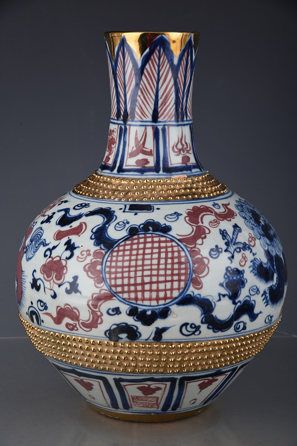 青花釉里红狮子滚绣球纹天球瓶33x23厘米