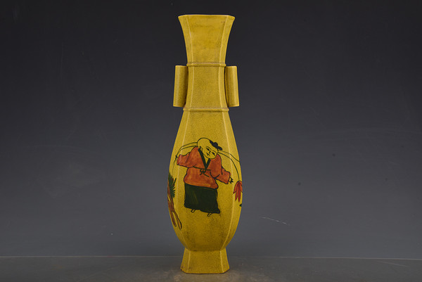 五代十国柴窑黄釉执莲童子纹贯耳瓶40x12厘米