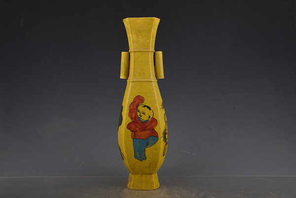 五代十国柴窑黄釉执莲童子纹贯耳瓶40x12厘米