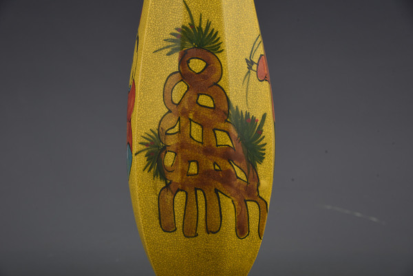 五代十国柴窑黄釉执莲童子纹贯耳瓶40x12厘米