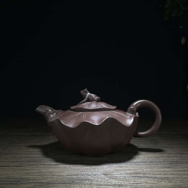 宜兴紫砂壶蒋蓉制青蛙荷叶壶底款蒋蓉泥料
