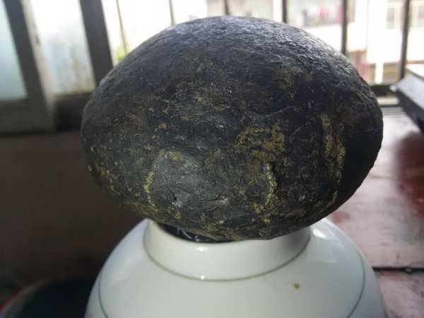 黑金石,椭圆形,约1千克重,含金量纯,相关专家可鉴