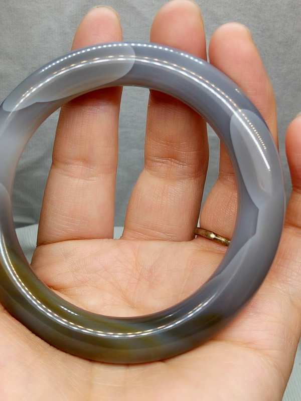 天然玛瑙手镯纹路漂亮灰色高端大气无裂无瑕疵