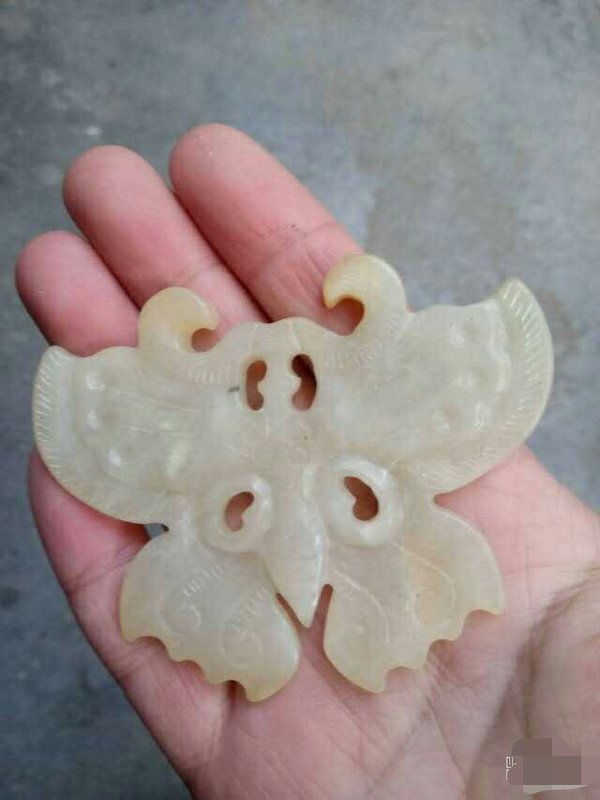 古雕玉蝴蝶尺寸76636mm细节处看典型