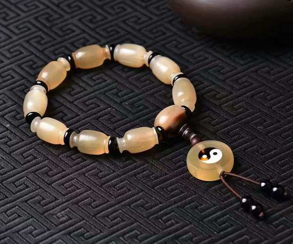 藏品展示16mm羚羊角雕刻花瓶寓意平平安安,配饰牦牛角三通,羚羊角镶嵌