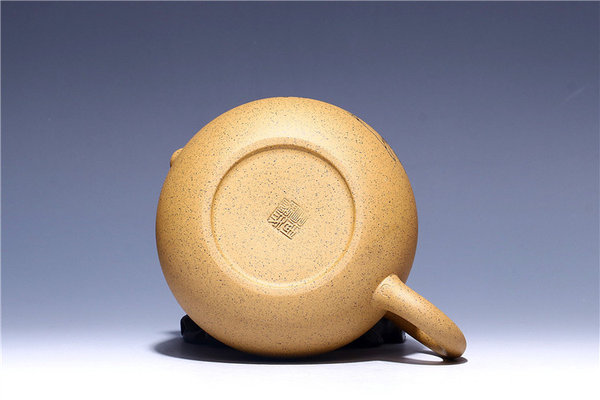 【作者】周成易【品名】美女西施【泥料】芝麻段泥【容