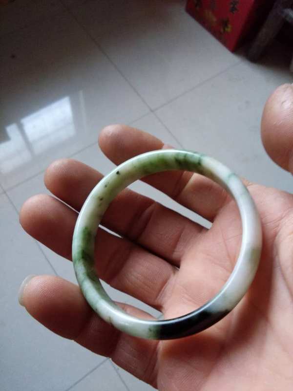南阳玉手镯实物如图喜欢来拍吧