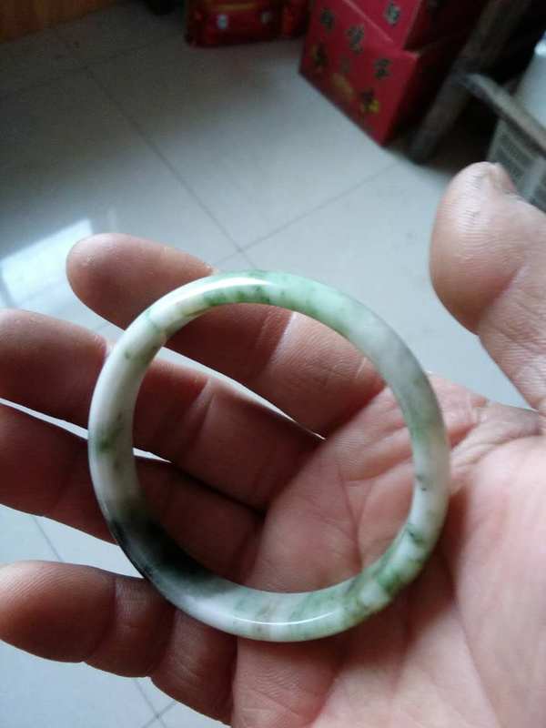 南阳玉手镯实物如图喜欢来拍吧