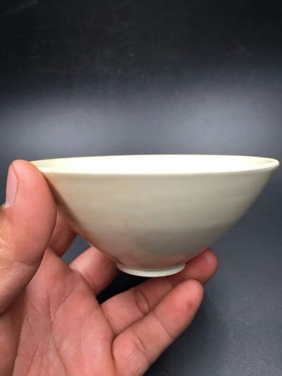 定窑斗笠盏,釉质洁白如玉,刻花漂亮,价格及鉴定真假-私藏天下