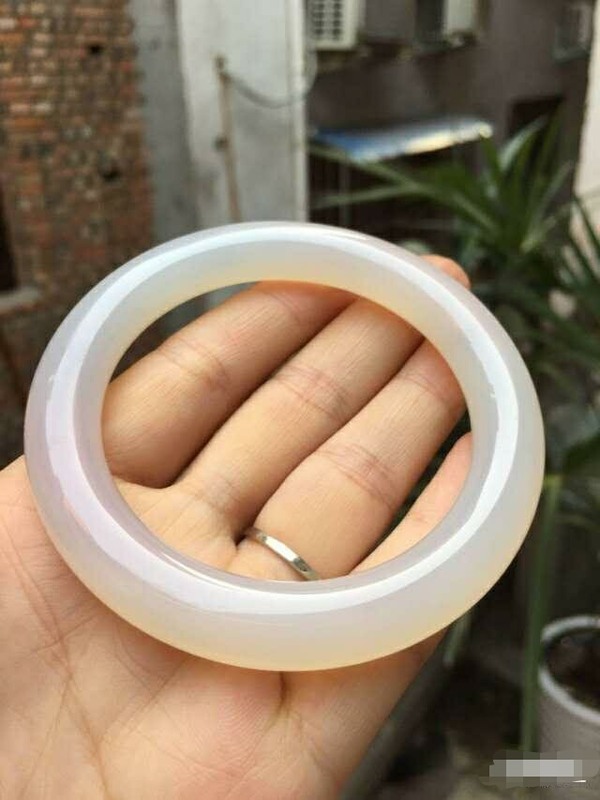 100巴西高冰玉髓手镯果冻质感圆条玉髓柔白