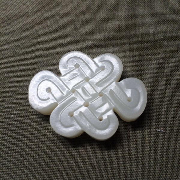 有年份的和田玉青白玉中国结形牌子玉质温润雕工精