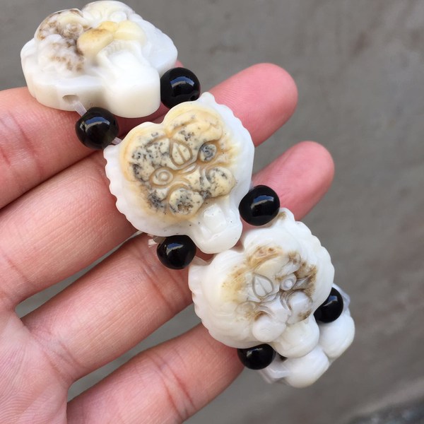 精品推荐新疆籽料鸡骨白虎头手串天然美货真皮原色