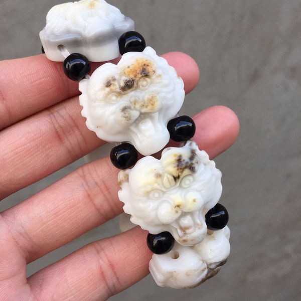 精品推荐新疆籽料鸡骨白虎头手串天然美货真皮原色