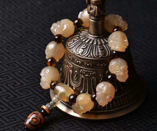 16mm左右羚羊角雕刻骷髅头配老玛瑙花瓶寓意平安