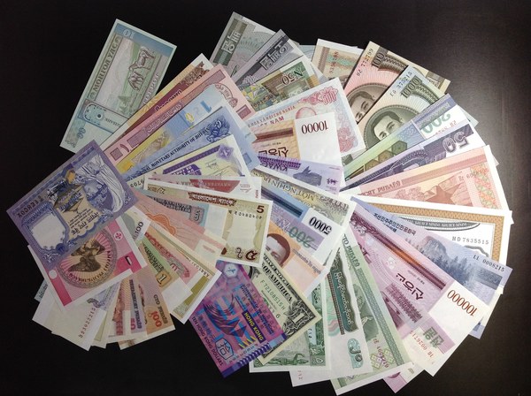25个国家52张外币包括美元港币越南盾缅甸
