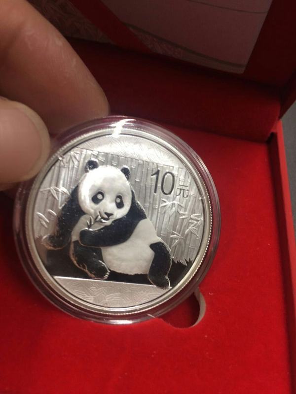 2015年熊猫银币一枚面值10元纯银重30克