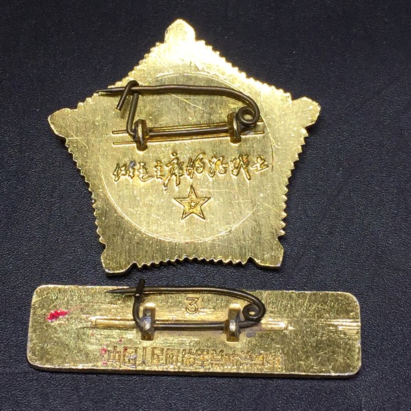 1枚部队解放军胸章,品相完好,很有意义