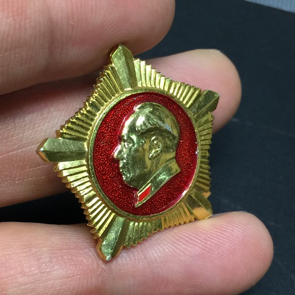 1枚部队解放军胸章,品相完好,很有意义