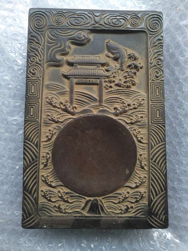 文房器 中国四大名砚之~端砚鲤鱼跳龙门 品相尺寸如图 砚台正面雕刻鱼