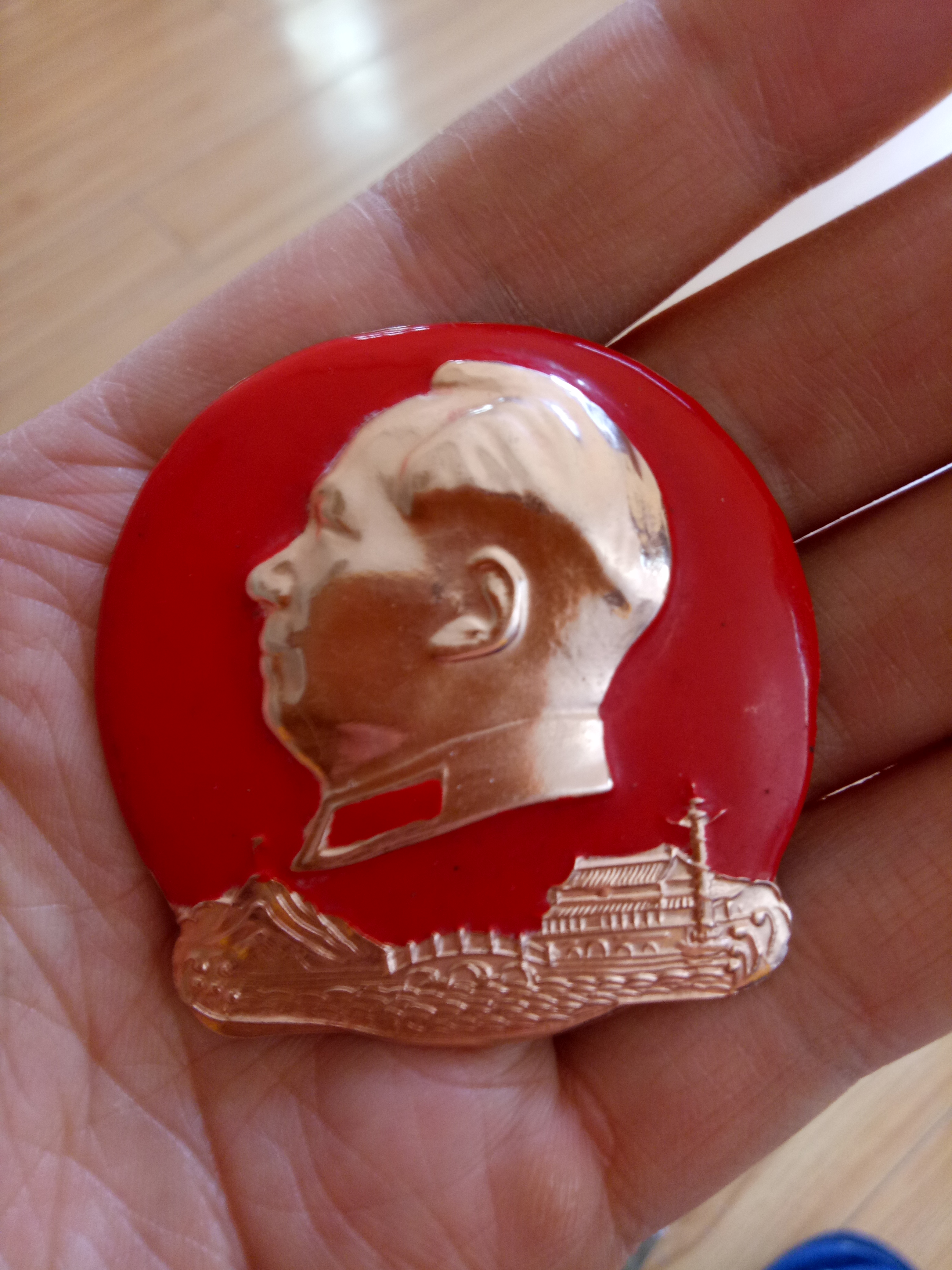 精品毛章一枚,红色收藏品,喜欢