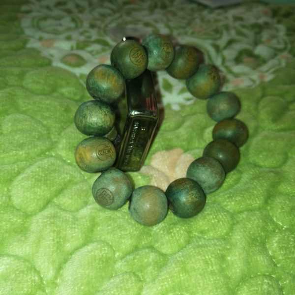 沉香中极品莺歌绿奇楠自然生长喜欢沉香的老板福利来了