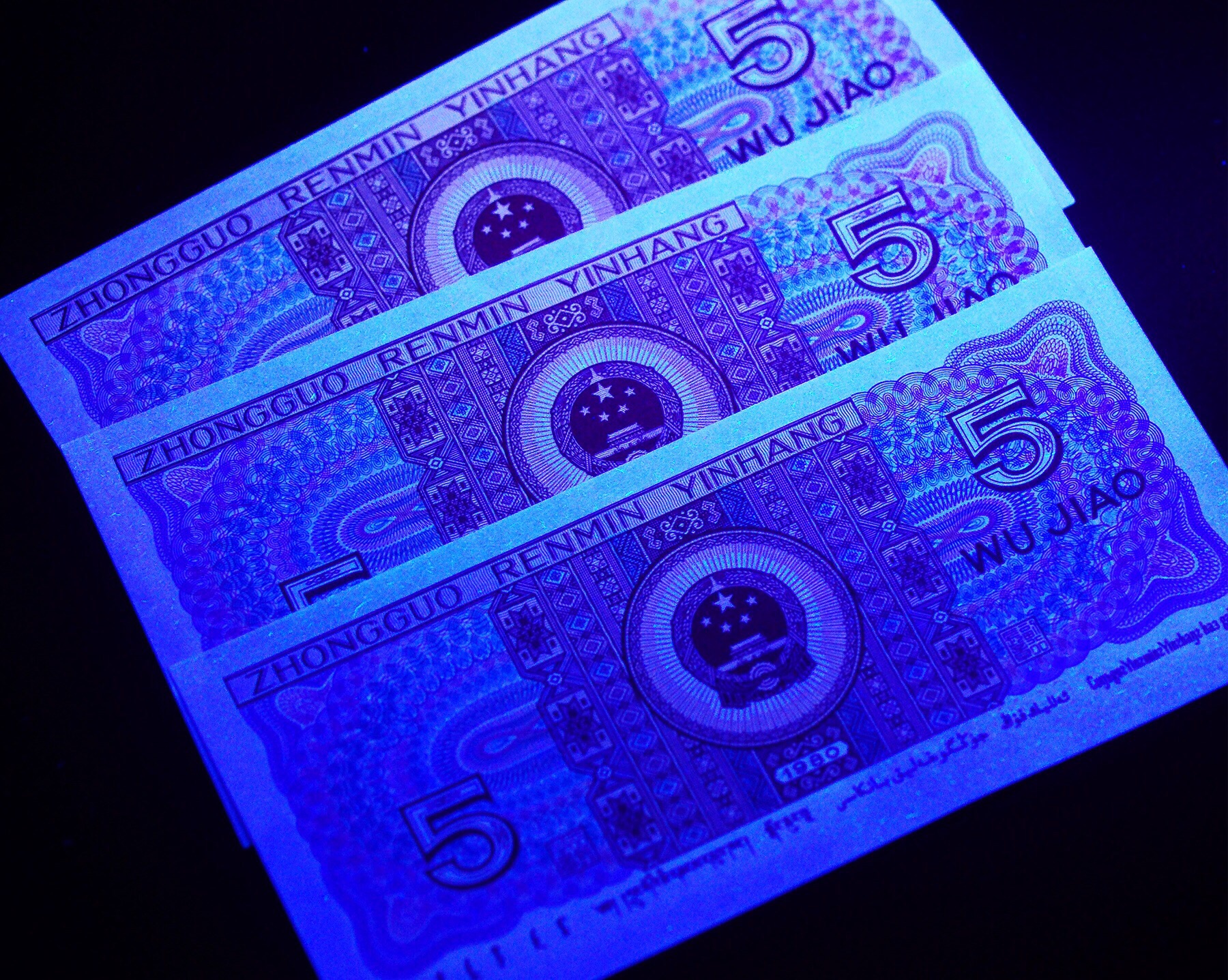 0 分享到: 【8005bq冠0元拍】:8005bq 第一大组稀有冠,青天白日荧光