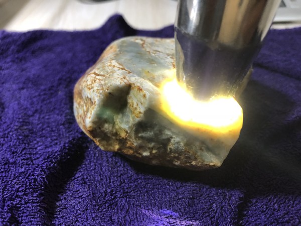 糯化翡翠原石333克捡漏价一手货源木那开了