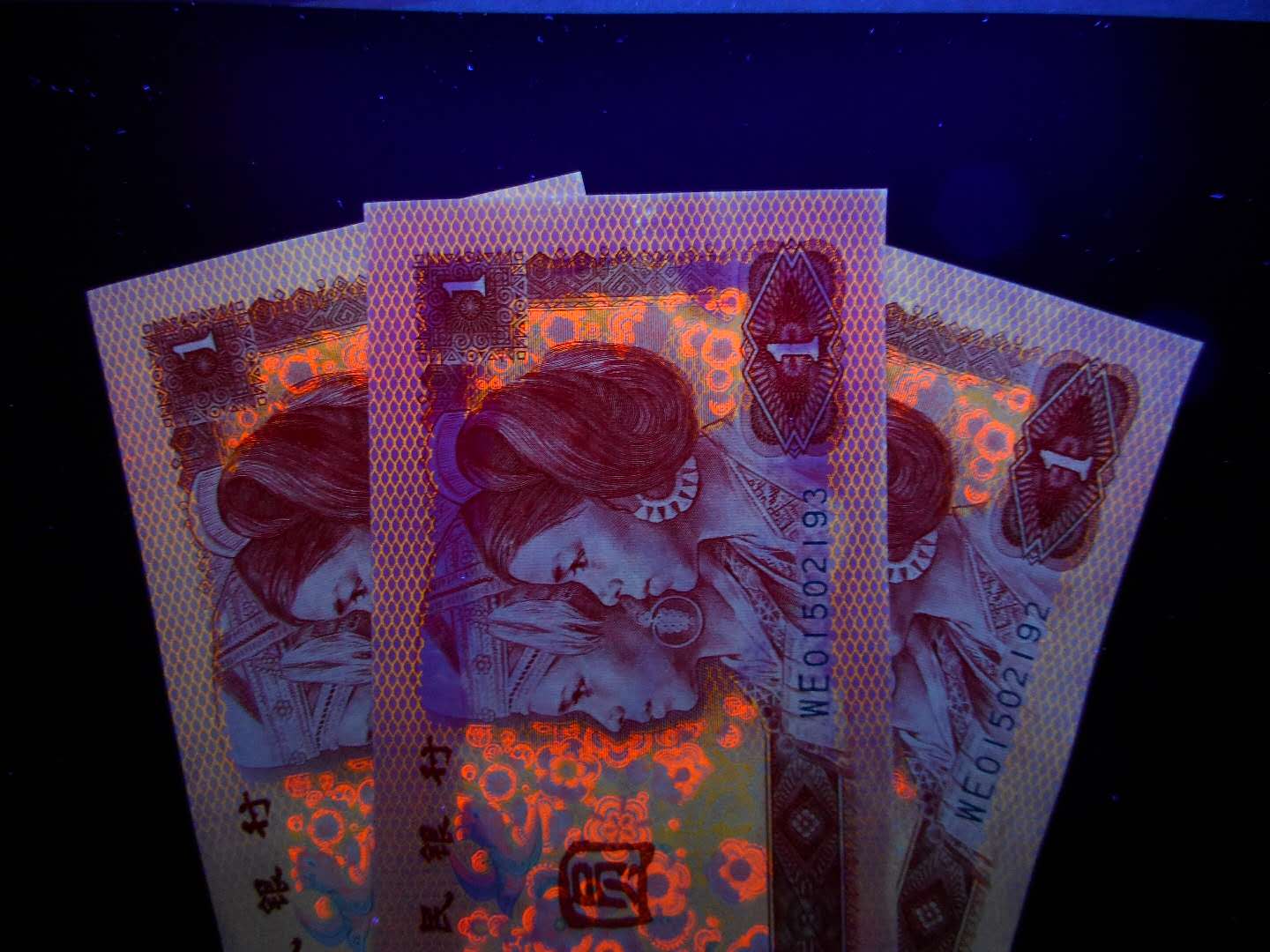 四版顶级荧光币·801蓝冠红金