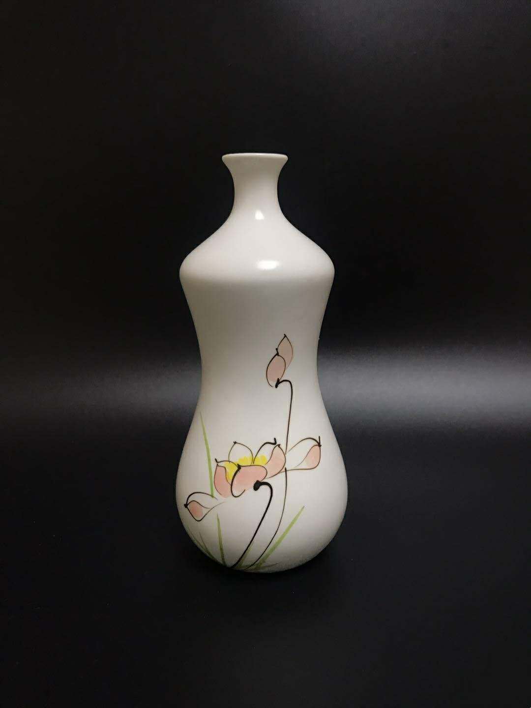 【景德镇白瓷荷花瓶】【画工精美