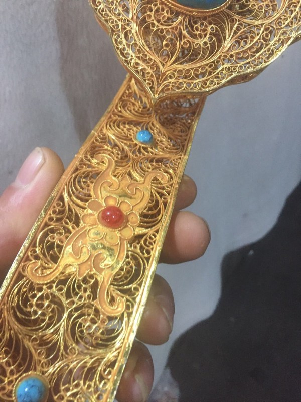 掐丝金镂空如意摆件