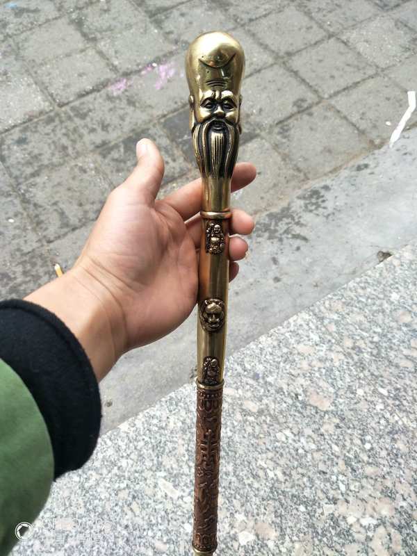 铜质寿星拐杖一副,雕工精美,线条流畅,手感很好,送
