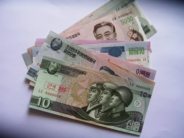 拍多是多少(全新朝鲜真钞.加盖样票.2002