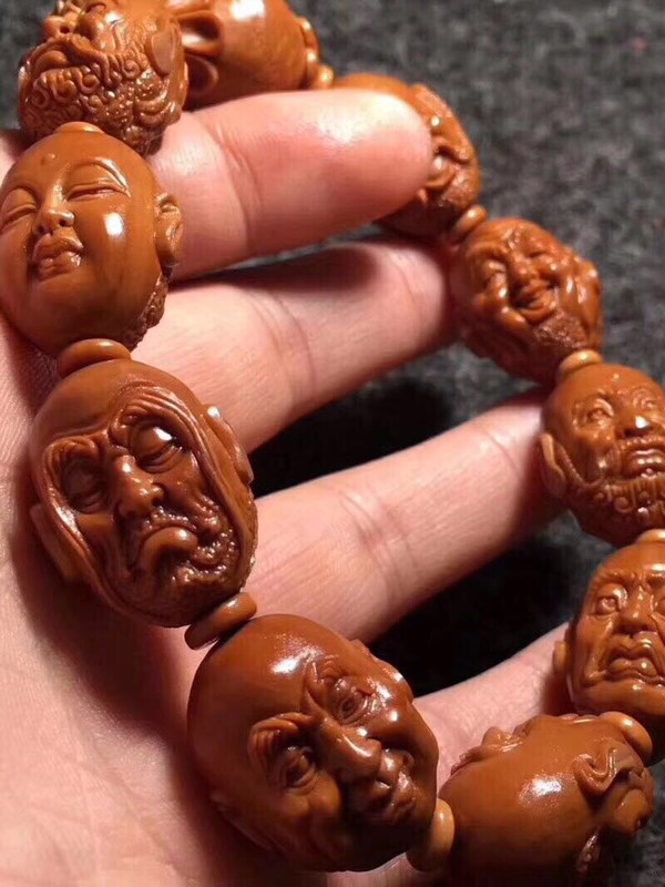 苏工精品橄榄核纯手工雕刻名家落款齐飞带收藏证